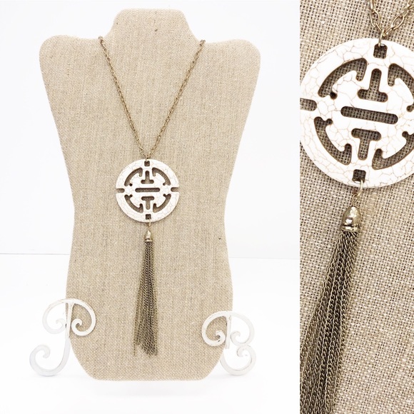 Jewelry - 🛍 2 for $15 🛍 White n’ Gold Disc Tassel Necklace